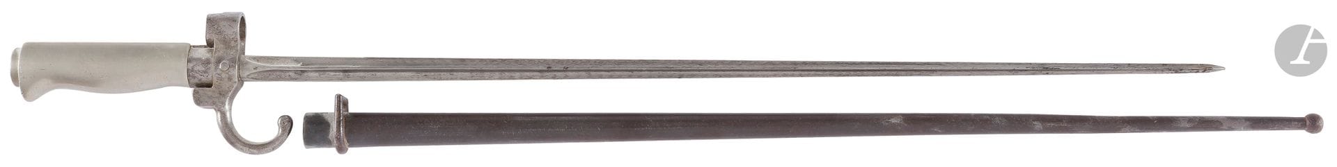 FRANCE 
Baïonnette modèle 1886 pour fusil Lebel. 
Poignée en laiton maillechort, soie courte du 1er type. Croisière poinçonnée matriculée, quillon recourbé vers le bas, lame cruciforme. 
Lt : 639 mm - Ll : 520 mm - ll : 14 mm - Dd : 15 mm
A.B.E. (Petites piqûres).