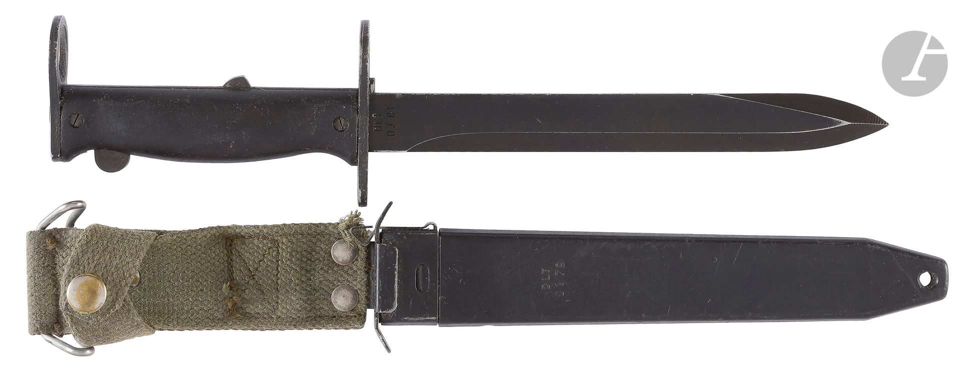 FRANCE
Couteau-baïonnette pour fusil d’assaut FAMAS. 
Monture en tôle d’acier, plaquettes en plastique noir. Le système de verrouillage comprend un verrou à bascule et deux bagues. Lame droite avec court contre-tranchant marquée « DLT 3 81 ». Fourreau du premier type en plastique noir marqué « DLT 1 79 », il est doté d’un ressort de maintien agissant sur la croisière de la baïonnette. Avec porte-fourreau en toile. 
Lt : 325 mm - Ll : 202 mm - ll : 23 mm - Dd : 22 mm
B.E.