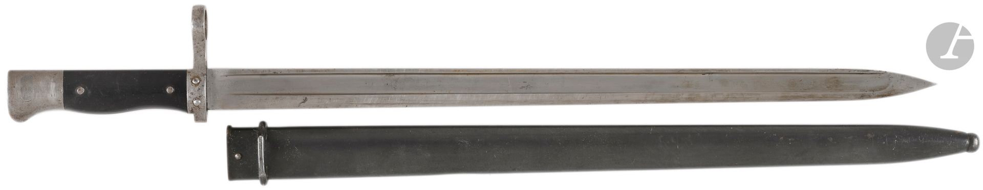 FRANCE 
Sabre-baïonnette modèle 1916 pour Fusil Meunier A6. 
Poignée acier, plaquettes en matière synthétique noire fixées par deux rivets. Verrouillage par bouton poussoir. Directrice au dos de la poignée avec petits chanfreins sur 12 mm. Croisière acier sans quillon. Lame droite avec gouttière sur chaque face. Étroite gouttière en V sur les derniers 152 mm de la lame
Fourreau en tôle d’acier bronzé. 
Lt : 507 mm - Ll : 402 mm - ll : 23 mm - Dd : 16,6 mm
B.E.