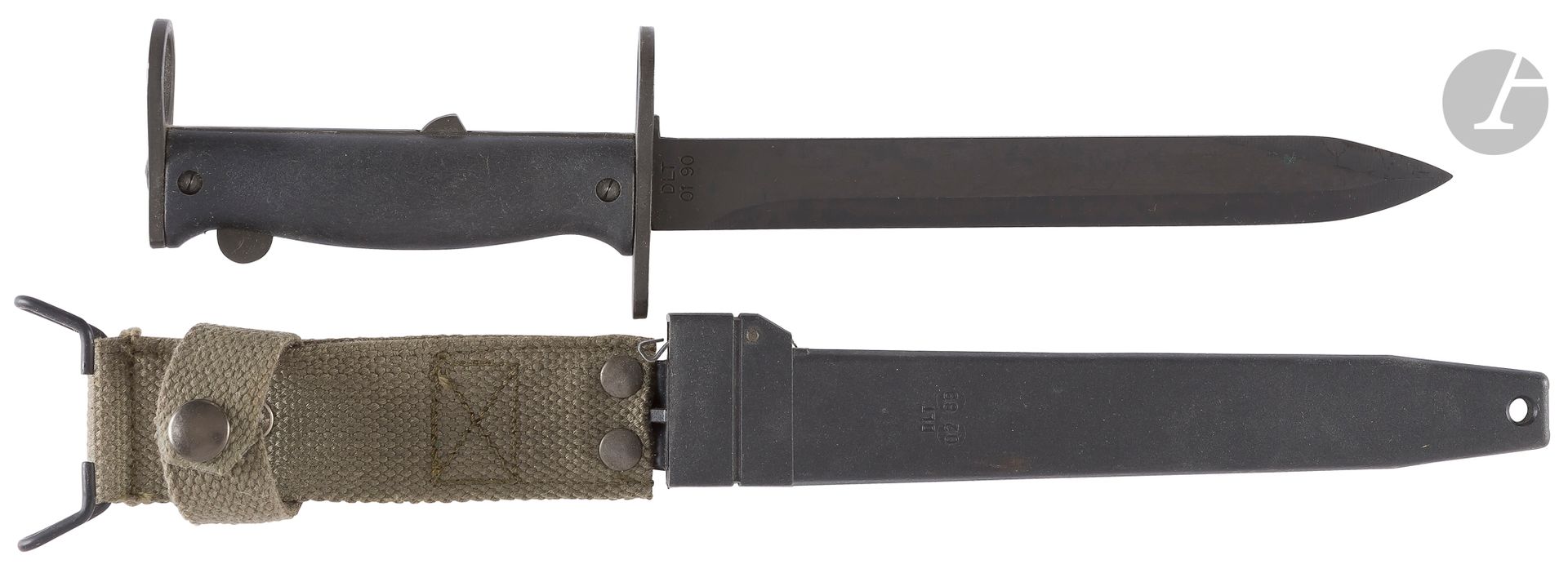 FRANCE 
Couteau-baïonnette pour fusil d’assaut FAMAS. 
Poignée en tôle d’acier, plaquettes en plastique noir. Le système de verrouillage comprend un verrou à bascule et deux bagues. Lame droite avec tranchant et court contre-tranchant. Fourreau du second type en plastique noir, il est doté d’un ressort de maintien agissant sur la croisière de la baïonnette, avec porte-fourreau en toile noire. 
Lt : 325 mm - Ll : 202 mm - ll : 23 mm - Dd : 22 mm