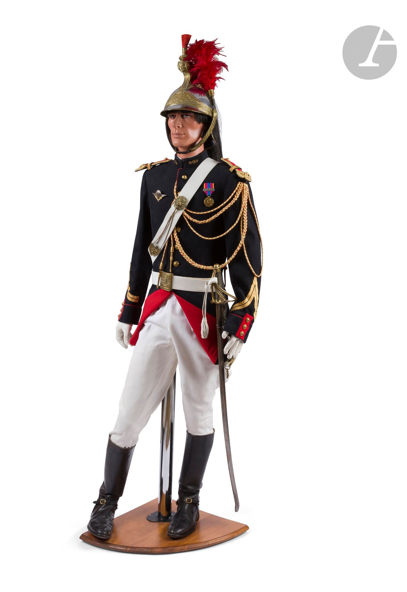 FRANCE
Mannequin d’un garde républicain en grande tenue :
- Casque à cimier. Bombe nickelée, cimier bandeau, jugulaires à écailles et joncs en laiton. Plaque aux armes de la ville de Paris à la Légion d’honneur et la croix de guerre. Coiffe intérieure en cuir. Marmouset en crin rouge, crinière en crin noir et plumet écarlate sur olive dorée. 
- Tunique en drap bleu à passementerie écarlate et galons dorés. Épaulettes trèfle avec aiguillette. Giberne et ceinturon en buffle blanchi avec plaque et garniture en laiton. Pantalon et gants blancs. Boite en cuir noir avec éperon. Tunique portant la médaille de la Défense Nationale avec barrette Gendarmerie Nationale et le Brevet des parachutistes.
- Muni de son sabre, modèle 1822. Poignée recouverte de cuir avec filigrane, monture en laiton à 3 branches, matriculée 1814. Lame courbe à dos plat gravé « Manufre de Chatlt 1898. Cavie Lre Mle 1822 », à contre-tranchant gouttière et pans creux. Fourreau en fer à un bracelet au même matricule (1814) que la monture. Avec sa dragonne en buffle blanchi.
L’ensemble en bon état, monté sur un mannequin articulé.