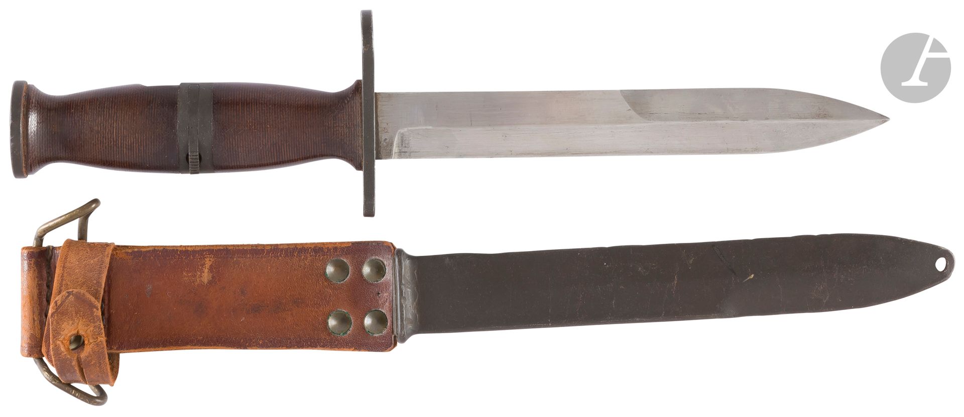 FRANCE - U.S.A. 
Baïonnette d’essai à partir du poignard US M4 et du Couteau-baïonnette MAS 49/56.
Poignée type US. Lame et fourreau du modèle français. Porte-fourreau en cuir brun. 
Lt : 287 mm - Ll : 170 mm - ll : 22 mm - Dd : 15 mm 
B.E.