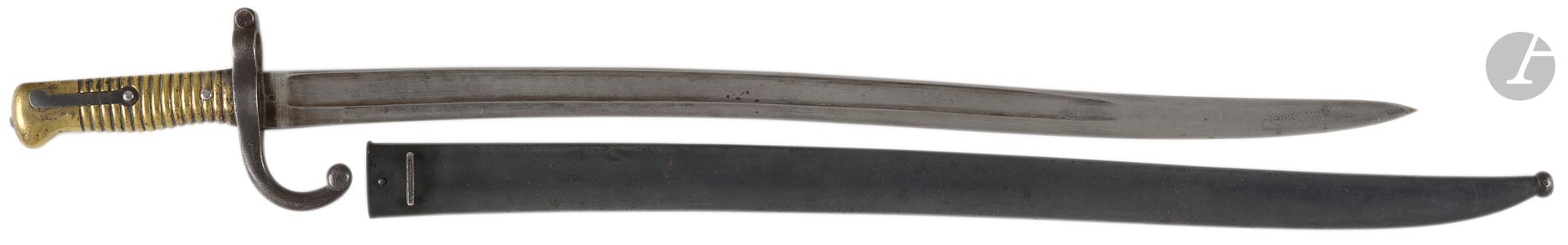 FRANCE 
Sabre-baïonnette pour fusil Remington égyptien (très proche du sabre-baïonnette Chassepot modèle 1866). 
Poignée en laiton cannelé. Le dos de la poignée ne comporte pas le chanfrein caractéristique du modèle 1866 Chassepot. Quillon tourné vers la lame. Lame yatagan, gouttière sur chaque face. Croisière et talon de lame marqués de la lettre K du fabricant : Kirschbaum de Solingen. Fourreau en acier bronzé.
Lt : 700 mm - Ll : 575 mm - ll : 29,4 mm - Dd : 17,8 mm
A.B.E.