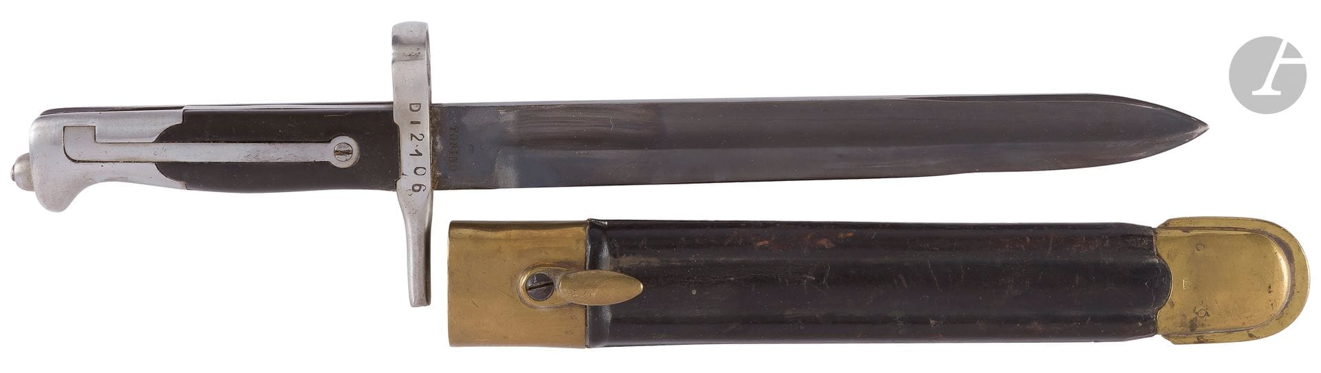ITALIE 
Baïonnette modèle 1870-1916 à long ressort pour fusil Vetterli modèle 1871.
Baïonnette raccourcie en 1916. Poignée acier, plaquettes en matière synthétique fixées par deux vis sur cuvettes ovales. Pas d’encoche dans la croisière. Long ressort de verrouillage, croisière redressée et raccourcie. Lame bronzée, poinçonnée, marquée « TORINO ». Fourreau cuir daté « ACT 1917 », garnitures laiton.
Lt : 370 mm - Ll : 241 mm - ll : 27 mm - Dd : 17,5 mm
