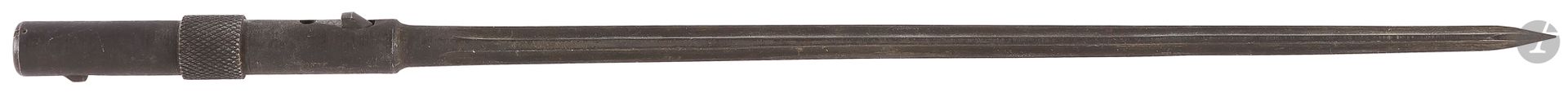 FRANCE 
Baïonnette pour fusil MAS 1936 CR39 à crosse repliable.
Baïonnette réversible 2e modèle, partie médiane moletée à 45°, lame cruciforme, trou de déverrouillage. Finition phosphatée. Aucun fourreau prévu d’origine
Lt : 382 mm - Ll : 288 mm - ll : 10,78 mm
B.E.