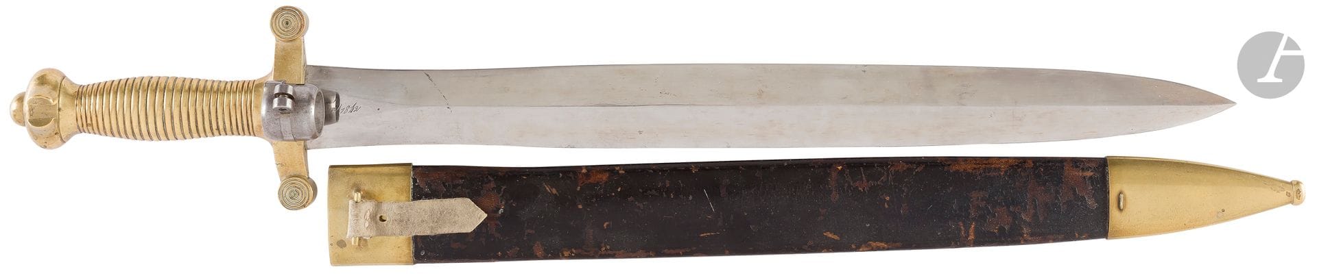 FRANCE 
Rare glaive-baïonnette d’essai réalisé en 1837 à la demande des artilleurs qui souhaitaient avoir à la fois une baïonnette et un outil tranchant. 
Poignée en laiton du modèle de glaive 1831 auquel est ajouté, au niveau du pommeau, un bossage avec une mortaise en queue d’aronde, matriculée « 3 ». Une douille à virole est également ajoutée sur la croisière. Lame réglementaire à arête médiane gravée « Juin 1842 » et « Manufre Rle de Châtellerault ». Fourreau en cuir à deux garnitures en laiton. Tirant en buffle. 
Lt : 640 mm - Ll : 487 mm - ll : 44,5 mm - Dd : 21,3 mm
B.E. (Coup et fêle sur un quillon).