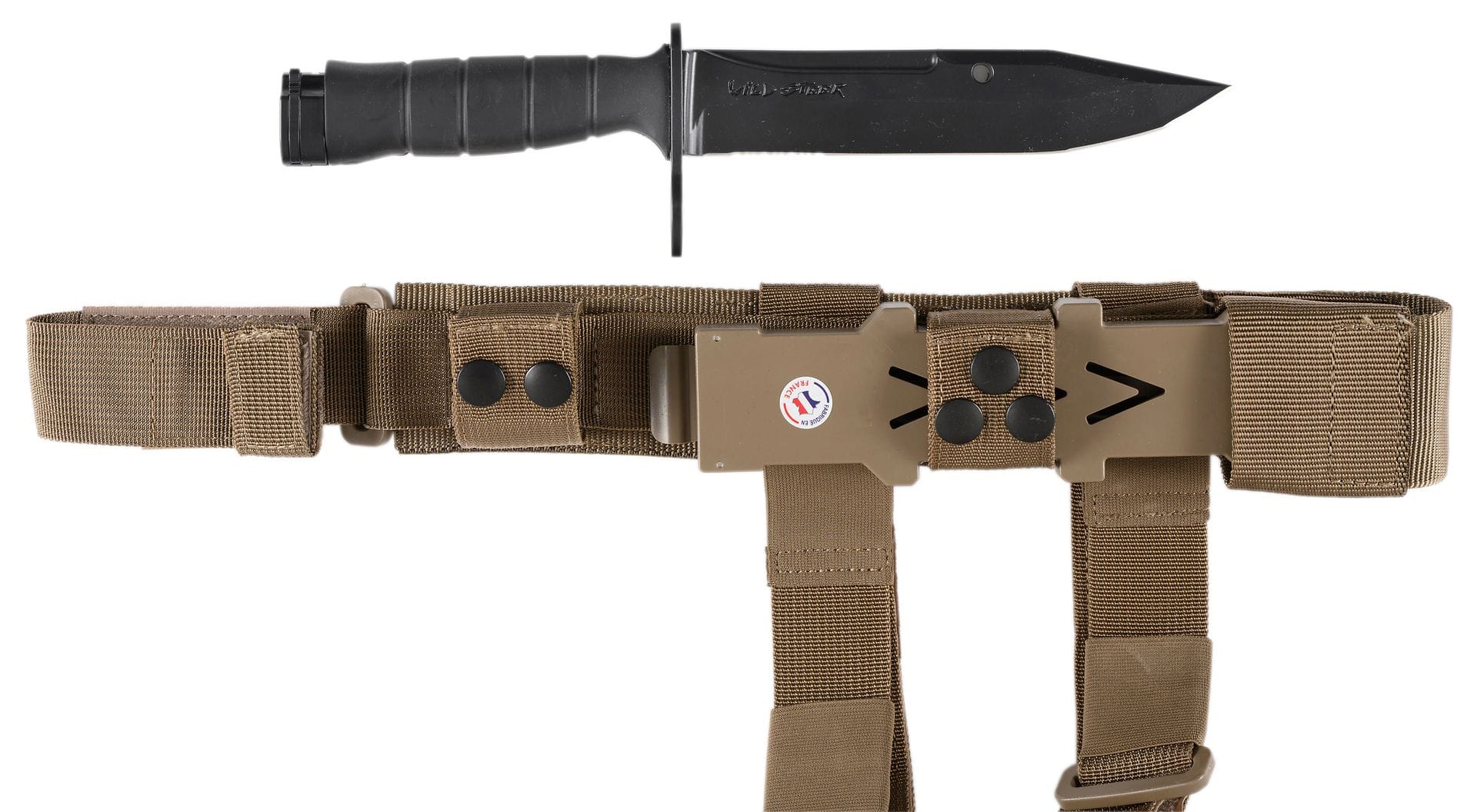 FRANCE 
Poignard-baïonnette, utilisée pour le Famas Félin. 
Poignée en kraton. Monture en fer peint en noir. Lame type Bowie peint en noir marquée « WILD STEER » et « WAIF 32 ». Fourreau en matière plastique, avec pierre diamantée et coupe barbelé, avec porte-baïonnette en nylon. 
Lt : 29,3 mm - Ll : 17,3 mm - Dd : 24 mm 
T.B.E.