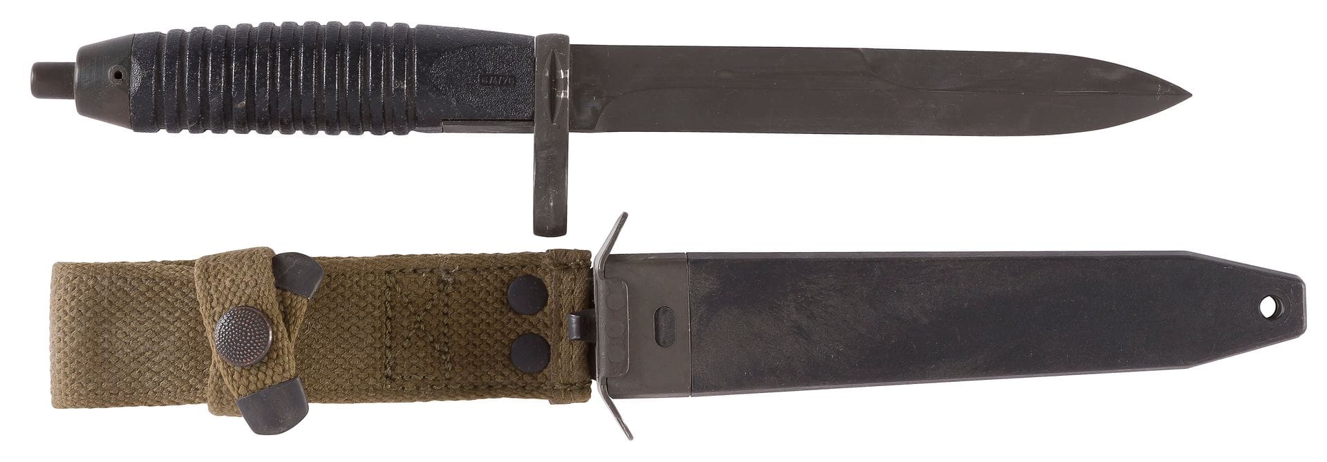 ALLEMAGNE 
Fusil d’assaut Heckler et Koch G3. 
Couteau-baïonnette pommeau acier, poignée plastique.
Lame phosphatée. Fourreau plastique avec porte-baïonnette en toile. 
B.E. 
Lt : 305 mm - Ll : 165 mm