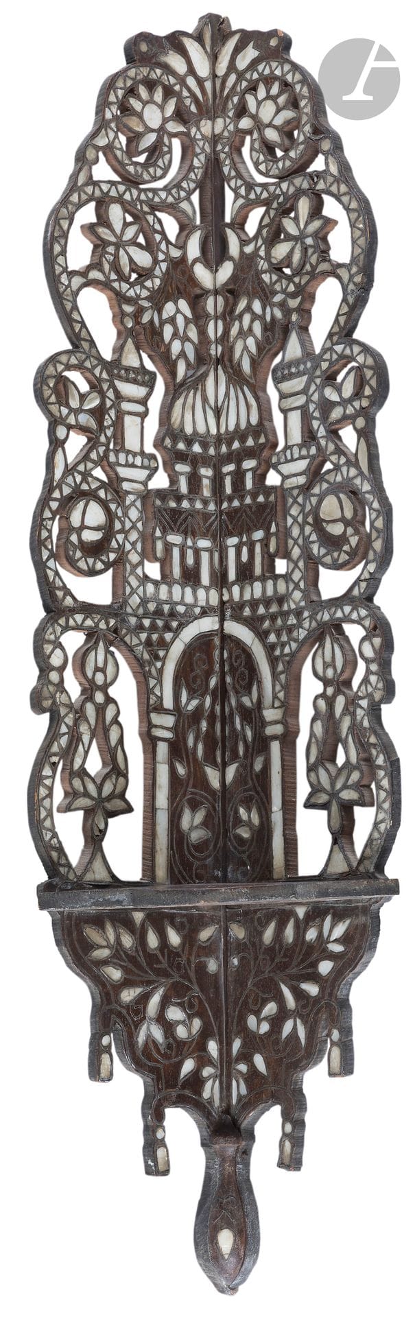 Porte-turban kavukluk, Proche-Orient, XIXe siècle
Porte-turban à découpe chantournée, en bois sculpté, ajouré et à décor de mosquée et de rinceaux végétaux incrustés de nacre et de fils métalliques.
82,5 x 16,5 x 16,5 cm
Quelques usures et petits manques.

A Turban-stand Kavukluk, Near-East, late 19th century

Collection Maison Tarazi - Lots 280 à 295
