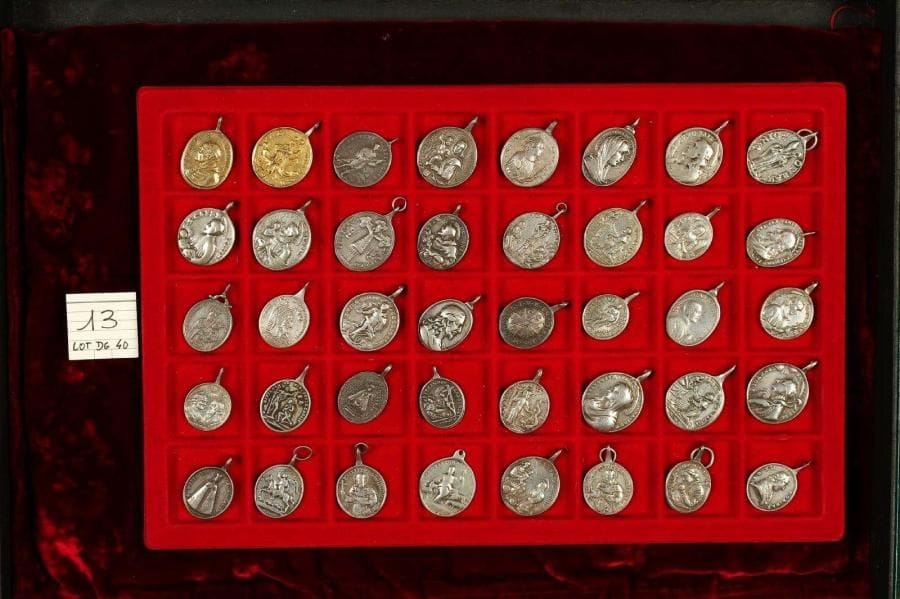 LOT de 40 médailles ovales (28 à 21mm) à bélière, dont 2 en vermeil et 38 en argent: Christ, Vierge Marie, saints(es) Charles Borromée, Joseph, Irène, Nicolas de Bari, Dominique, Pierre d’Alcantara, Jean de Dieu, Philippe, Monique, Pie VII, Léon XII, scènes religieuses … TTB et TB