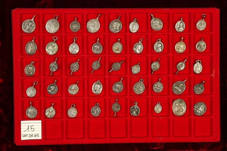LOT de 45 médaillettes ovales en argent à bélière (2 sans), de module 20x17mm en moyenne: Christ, Vierge, saints(es), scènes religieuses … TTB
