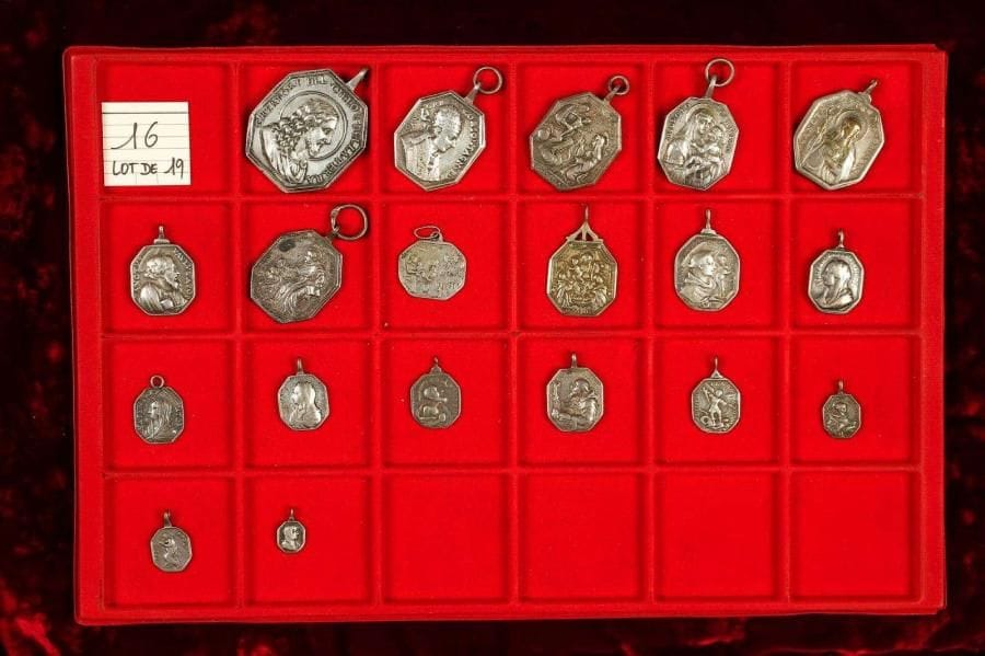 LOT de 19 médaillettes hexagonales en argent à bélière, de 41x47mm à 11x16mm: Christ, Vierge Marie, saints(es) Grégoire le Grand, Monique, Pierre, Paul, Thérèse, Antoine de Padoue, Augustin, Michel, Dominique, scènes religieuses … TTB et TB