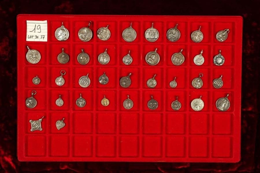 LOT de 37 médaillettes circulaires en argent à bélière (1 carrée et 1 en cœur) de module 22 à 12mm: Christ, Vierge, saints(es)n scènes religieuses … TTB et TB
