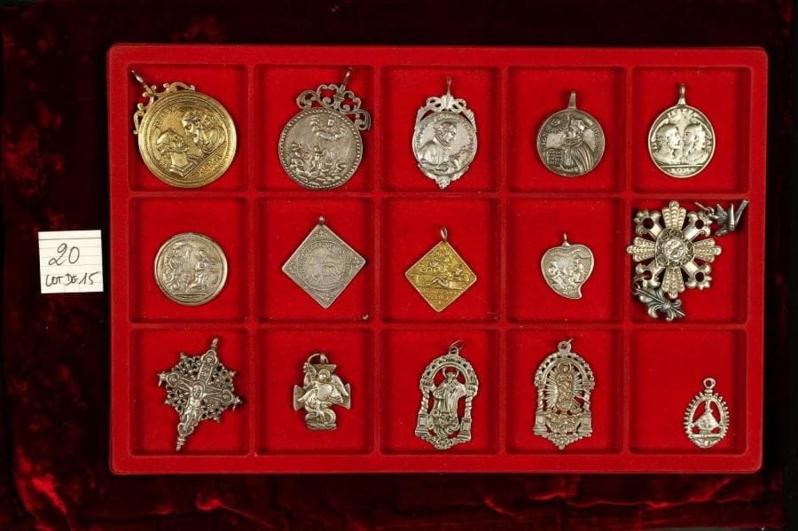 LOT de 15 médailles (2 en vermeil et 13 en argent): 5 circulaires à bélière (49mm Pierre et Paul, 33mm Saint-Louis de Gonzague, 35mm Saint Ignace de Loyola … et 1 sans, 2 carrées dont 1 en argent 43mm et 1 en vermeil 37mm, 1 en cœur, 3 croix, 3 ajourées. TTB et TB