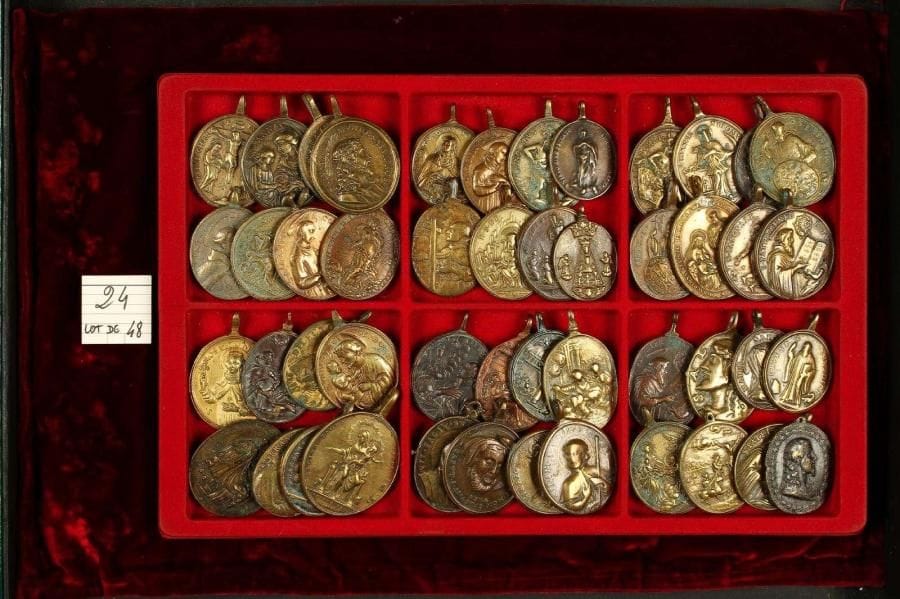 LOT de 48 médailles ovales en bronze à bélière, la plupart de diamètre 40x50mm: Christ, saints, scènes religieuses … TTB et TB