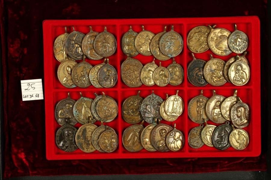 LOT de 48 médailles ovales en bronze à bélière, la plupart de diamètre 35x45mm:Christ, saints, scènes religieuses … TTB et TB