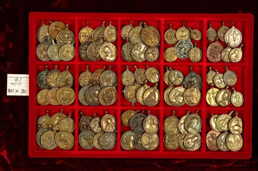 LOT de 90 médailles ovales en bronze à bélière, la plupart de diamètre 27x32mm:Christ, saints, scènes religieuses … TTB et TB