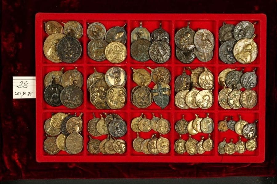 LOT de 86 médailles en bronze à bélière, circulaires, ovales, hexagonales, de diamètre 15 à 40mm: Christ, saints, scènes religieuses … TB