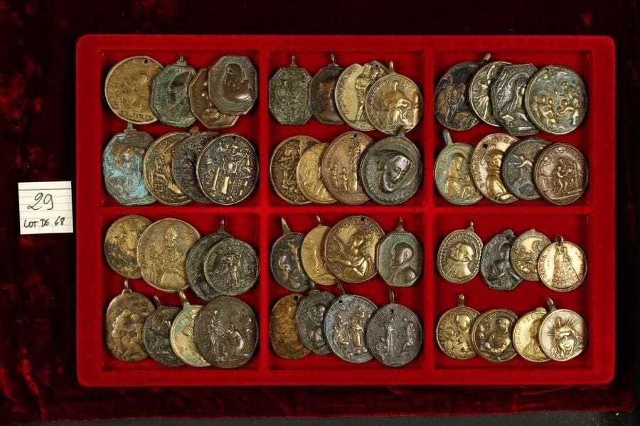 LOT de 48 médailles en bronze à bélière, circulaires, ovales, hexagonales, de diamètre 33 à 43mm: Christ, saints, scènes religieuses … TB et B