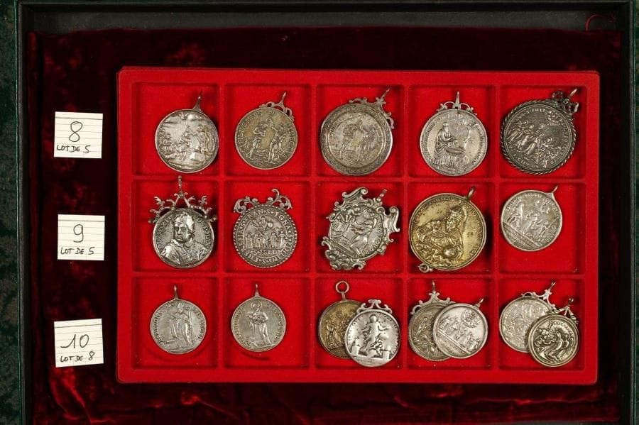 LOT de 5 médailles en argent à bélière. Clément XI 42mm fonte fruste, Assemblée de saints 44mm, Saint-Antoine de Padoue 49mm bélière très travaillée, Saint à 3 visages 55mm vermeil, Assemblées de saints 44mm. TTB et TB