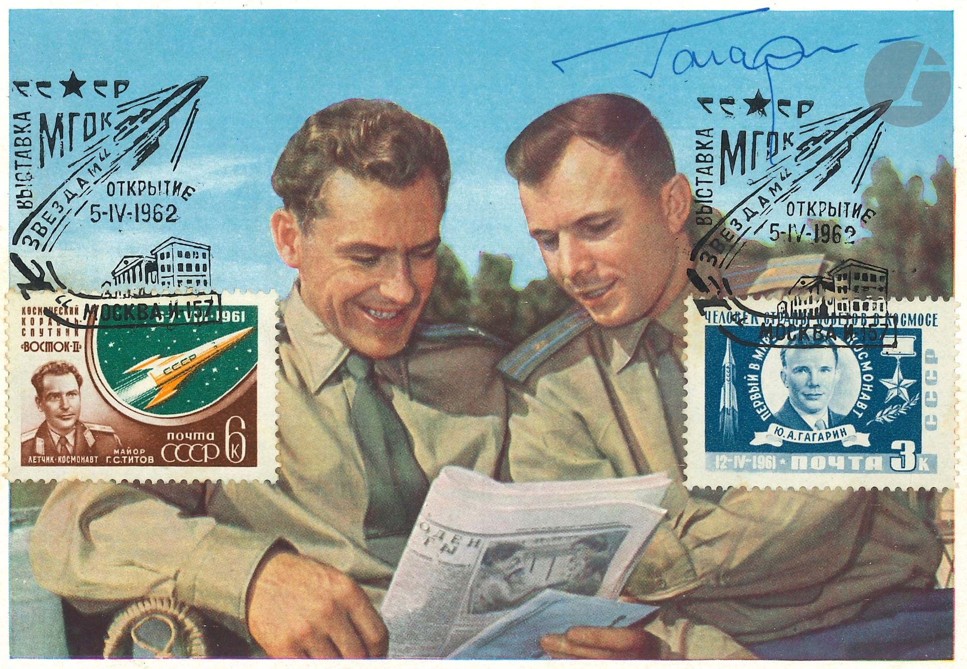 Youri GAGARINE (1934-1968). Photographie avec signature autographe ; sur carte postale.

Signature du premier cosmonaute, sur une carte postale en couleurs le représentant en compagnie de Titov, avec deux timbres russes à leur effigie et cachets (1962).