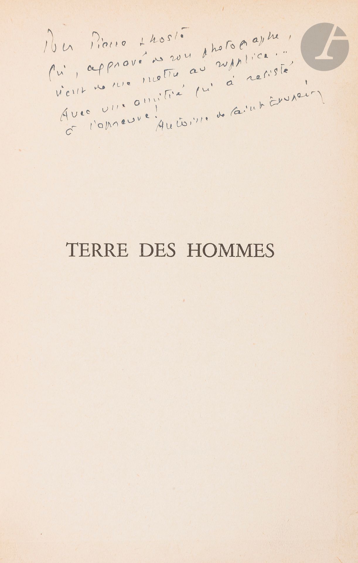 SAINT-EXUPÉRY, Antoine de (1900-1944).
Terre des hommes. Vingt et unième édition.
Paris : Gallimard, [1939]. — In-12, broché.
Édition parue l’année de l’originale, avec mention de « vingt et unième édition » sur le titre et la couverture.
Envoi de l’auteur :
Pour Pierre Lhoste // qui, aggravé de son photographe, // vient de me mettre au supplice… // Avec une amitié qui a résisté // à l’épreuve ! // Antoine de Saint Exupéry
Exemplaire très bien conservé.
