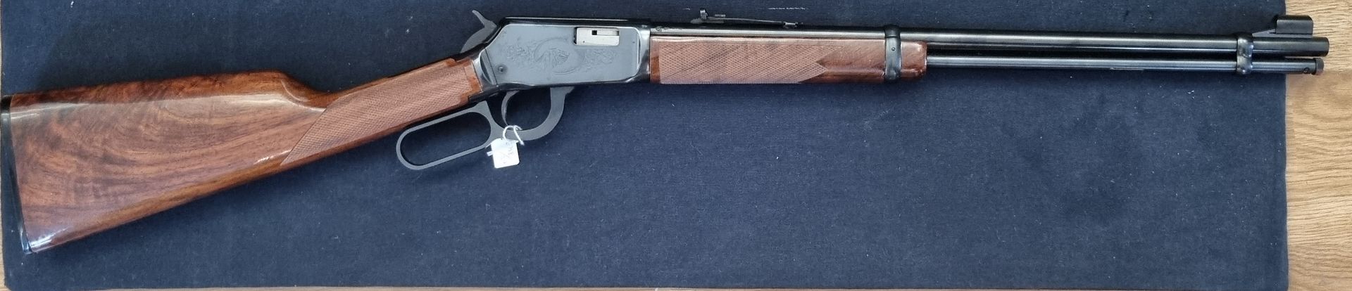 Carabine Winchester modèle 94-22.22 S-L-LR.
Canon rond avec hausse et marquage. Bloc de culasse gravé d’une tête de chien sur une face et d’une tête d’ours sur l’autre face, enrichi de feuillages. Crosse en noyer choisi, marbré et verni. Finition bronzée.
Longueur du canon : 51 cm - Longueur totale : 95 cm
Catégorie C à déclarer, n°F693***. 

Magasin réduit pour rendre la carabine en conformité avec la catégorie C (réduction du chargeur tubulaire par soudage).

Dans sa boîte en carton Winchester.

La remise des armes de Catégorie C ne pourra se faire qu’à partir du jeudi 22 juin SUR RENDEZ-VOUS. 
Merci d’envoyer au préalable les papiers nécessaires à la délivrance.