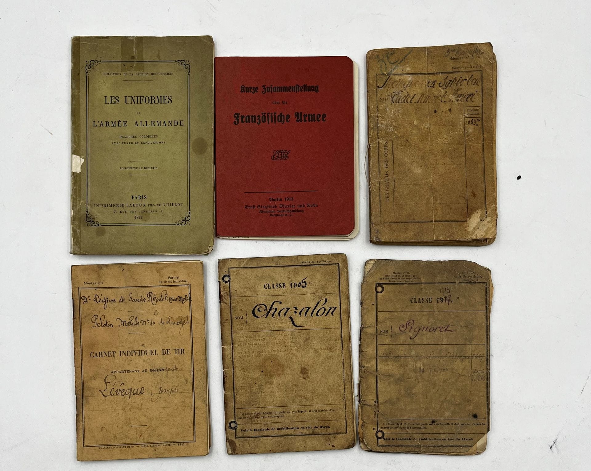 Lot de quatre livrets militaires français classes 1905, 1912, 1913 et 1921.
On y joint deux livrets sur les uniformes :
- Armée française en allemand (1913).
- Armes allemandes (1877) en français.