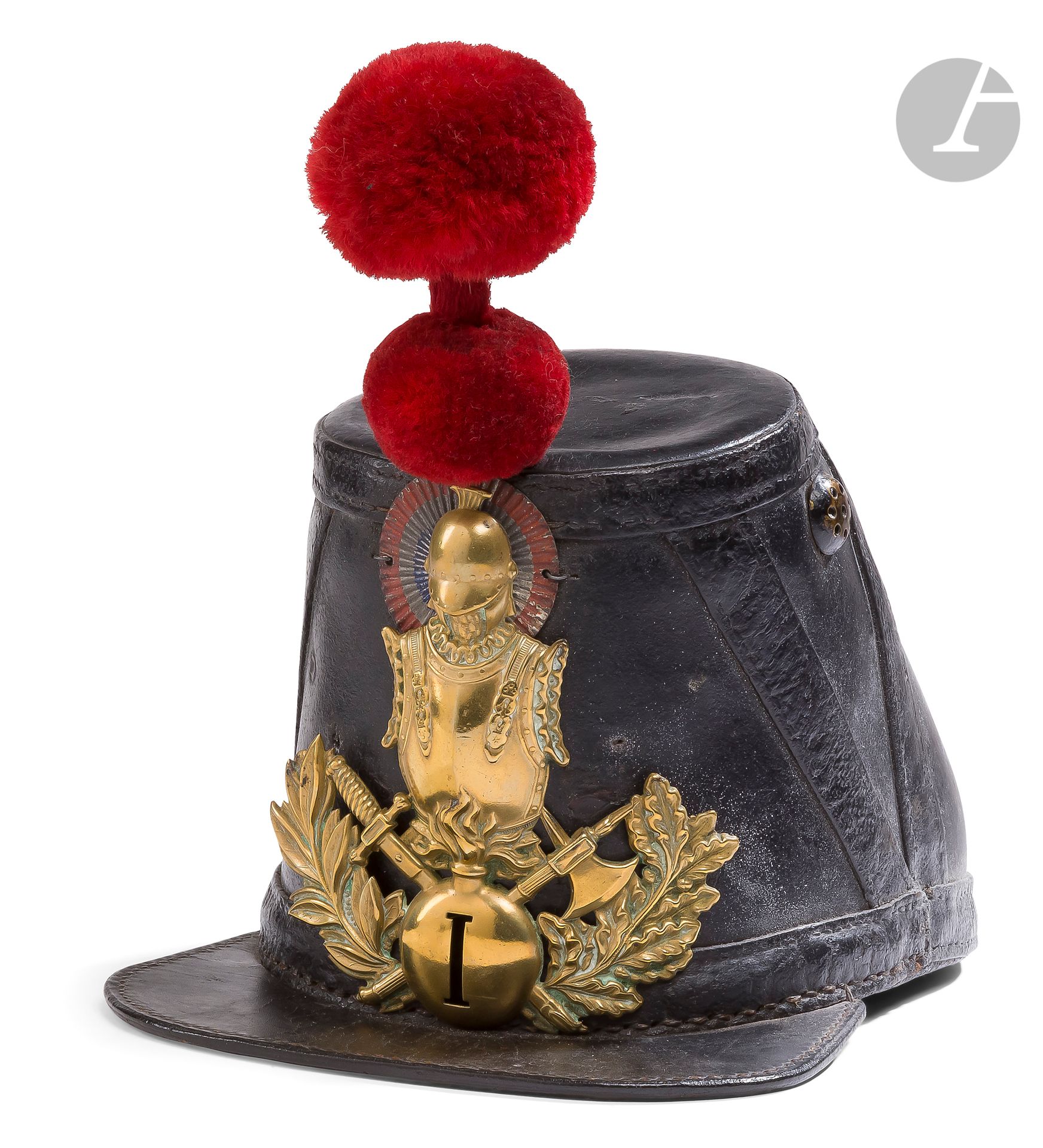 Shako du génie 
En cuir. Plaque en laiton à la cuirasse et au casque, au chiffre 1 ajouré. Cocarde métallique. 
Double pompon écarlate. 
A.B.E. Vers 1850.