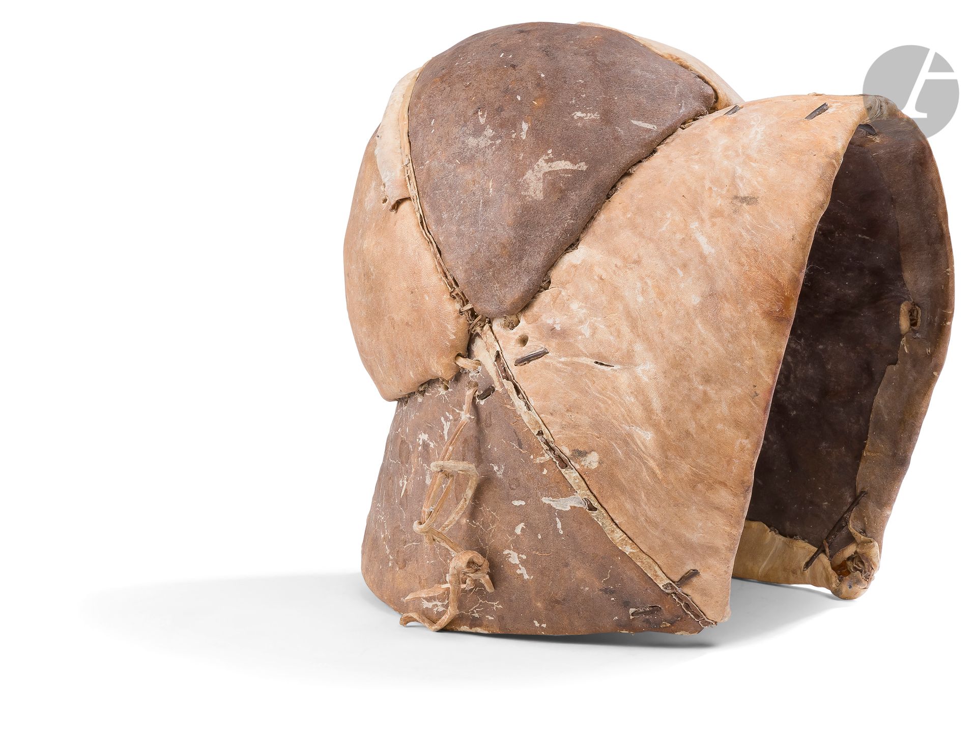Amazing African helmet.
Made of strong leather, sewn in eight parts with leather straps, nape and visor reinforced with metal straps.
19th century.