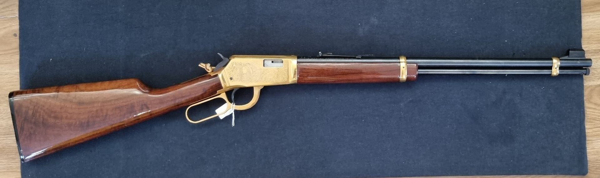 Carabine Winchester modèle 94-22 XTR « Annie Oakley », calibre 22 S-L-LR.
Canon rond, boitier de culasse gravé. Crosse en noyer verni de 36 cm. Finition dorée et bronzée.
Longueur du canon : 49 cm - Longueur totale : 95 cm
Catégorie C à déclarer, n°AOK4***. Magasin réduit.
Dans sa boite en mauvais état.

Magasin réduit pour rendre la carabine en conformité avec la catégorie C (réduction du chargeur tubulaire par soudage).

La remise des armes de Catégorie C ne pourra se faire qu’à partir du jeudi 22 juin SUR RENDEZ-VOUS. 
Merci d’envoyer au préalable les papiers nécessaires à la délivrance.