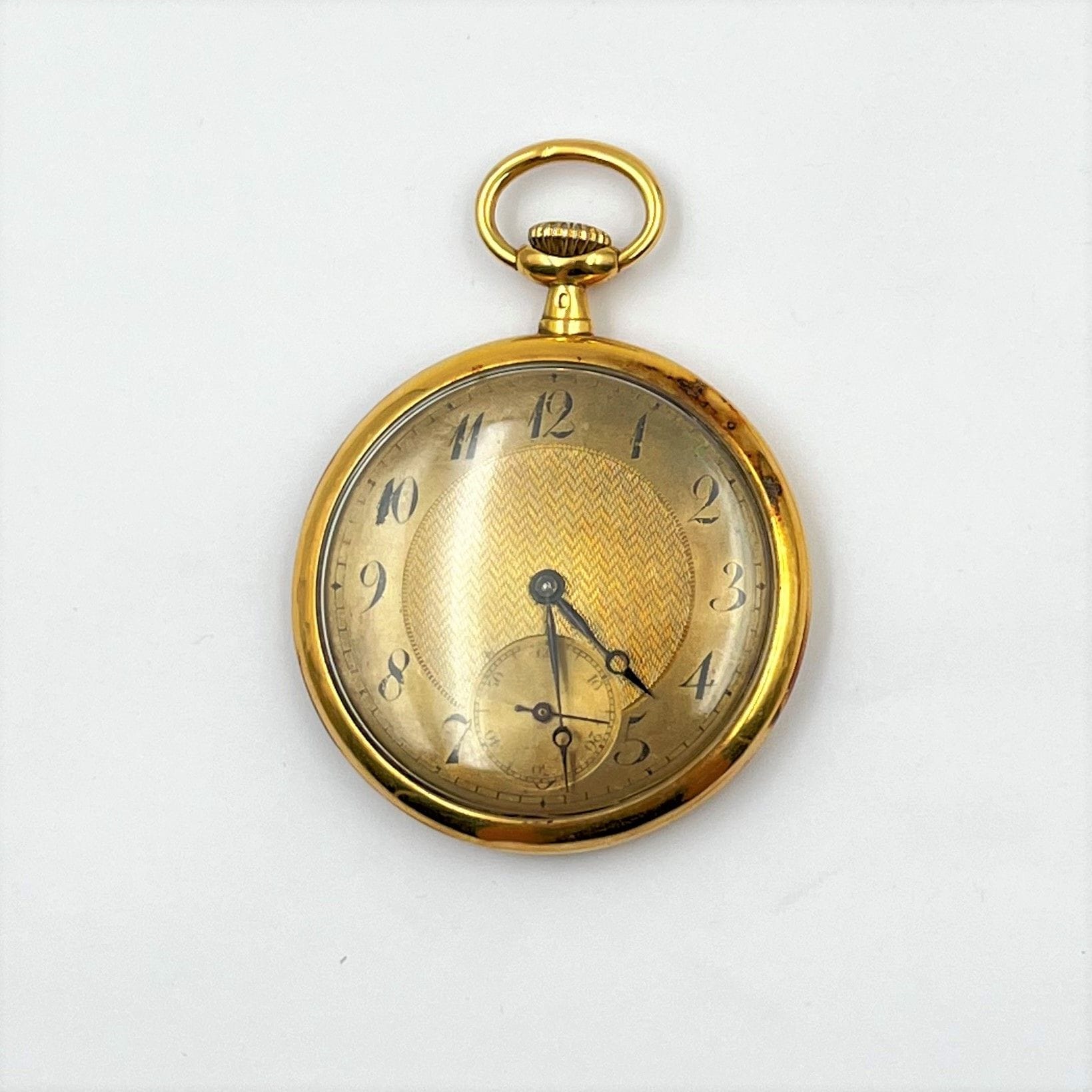 Montre de poche en or 18k (750) , index chiffres romains. Boîte chiffrée MP.

Poids brut : 56,4 g

Manques, oxydations, enfoncements.

Frais acheteur pièces et lots en or : 9,6% TTC -  8% HT 