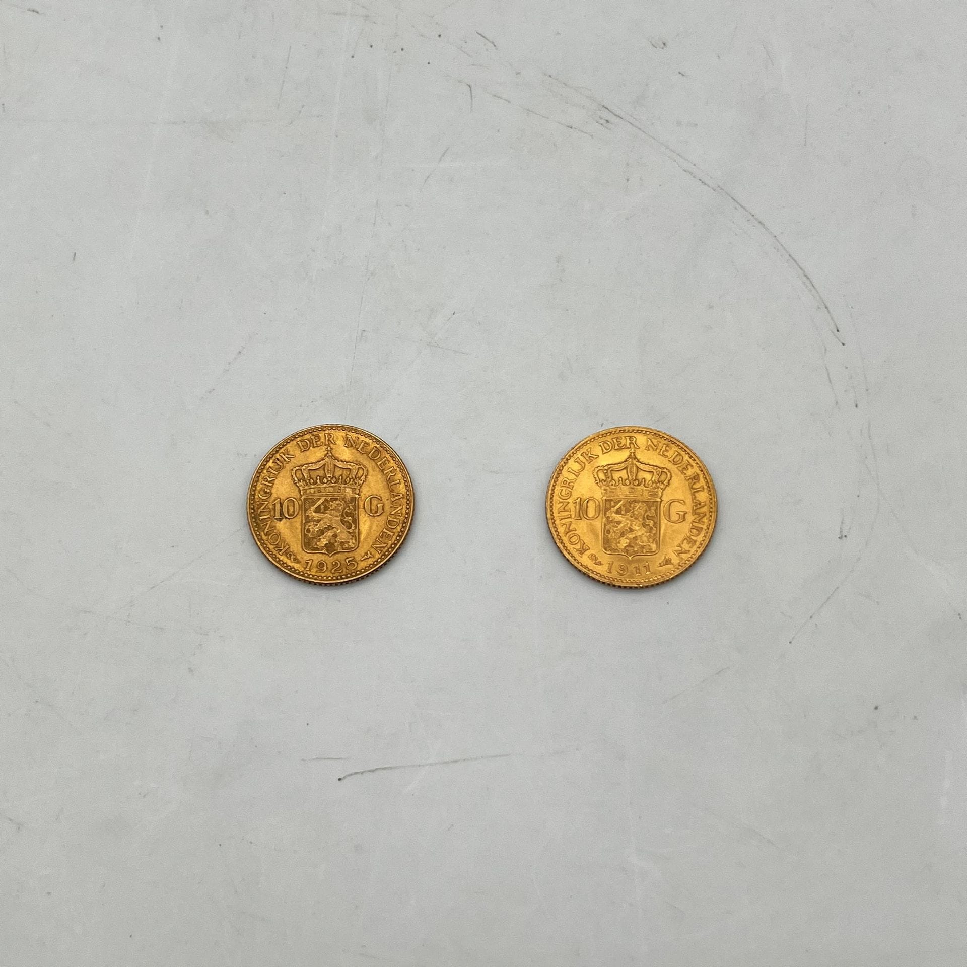 2 pièces de 10 Gulden en or à l'effgie de la reine  Wilhelmina type de 1911 et 1925.

Frais acheteur pièces et lots en or : 9,6% TTC -  8% HT 
