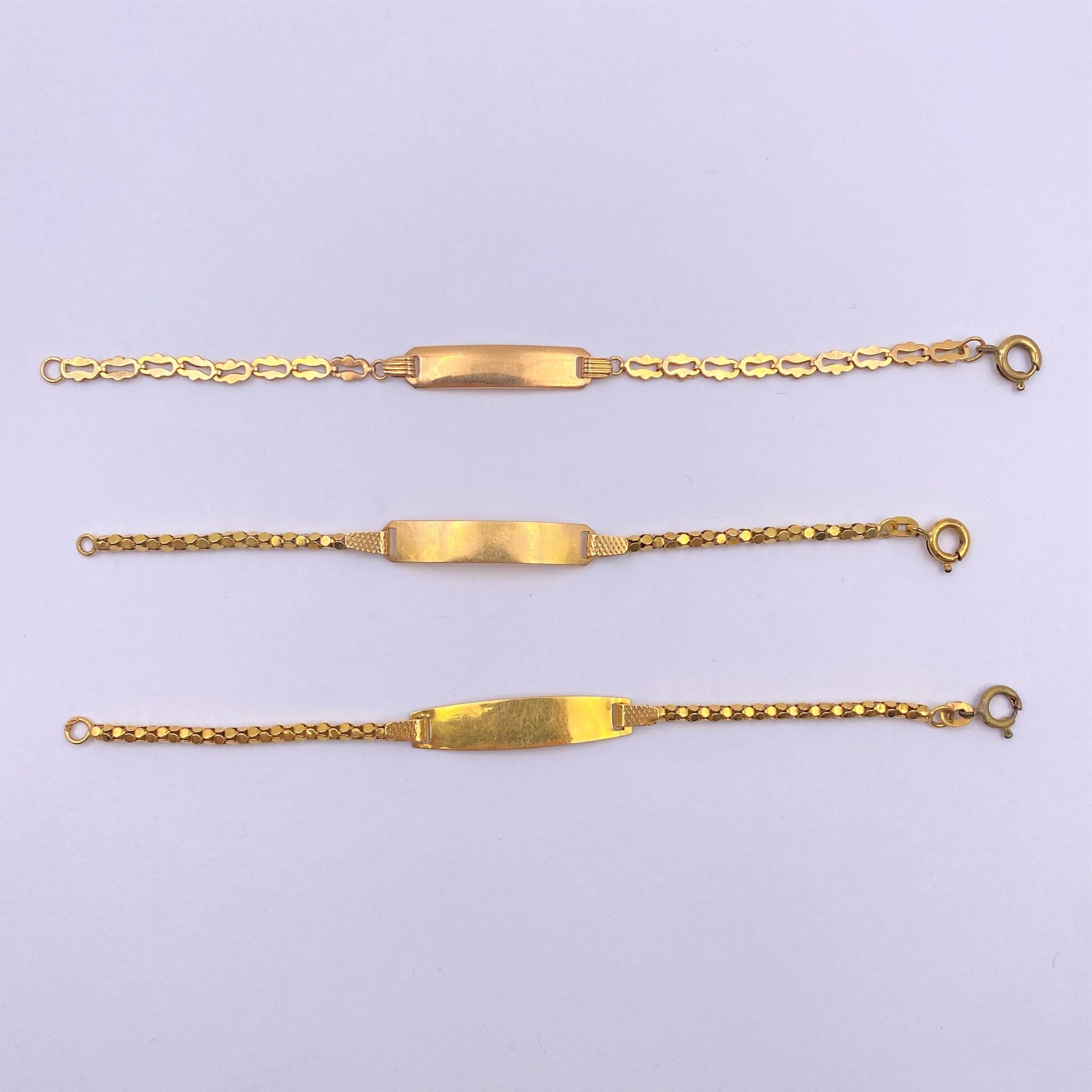 Lot de 3 gourmettes d'enfant, en or (18K). Poids : 9 g

Frais acheteur pièces et lots en or : 9,6% TTC -  8% HT 