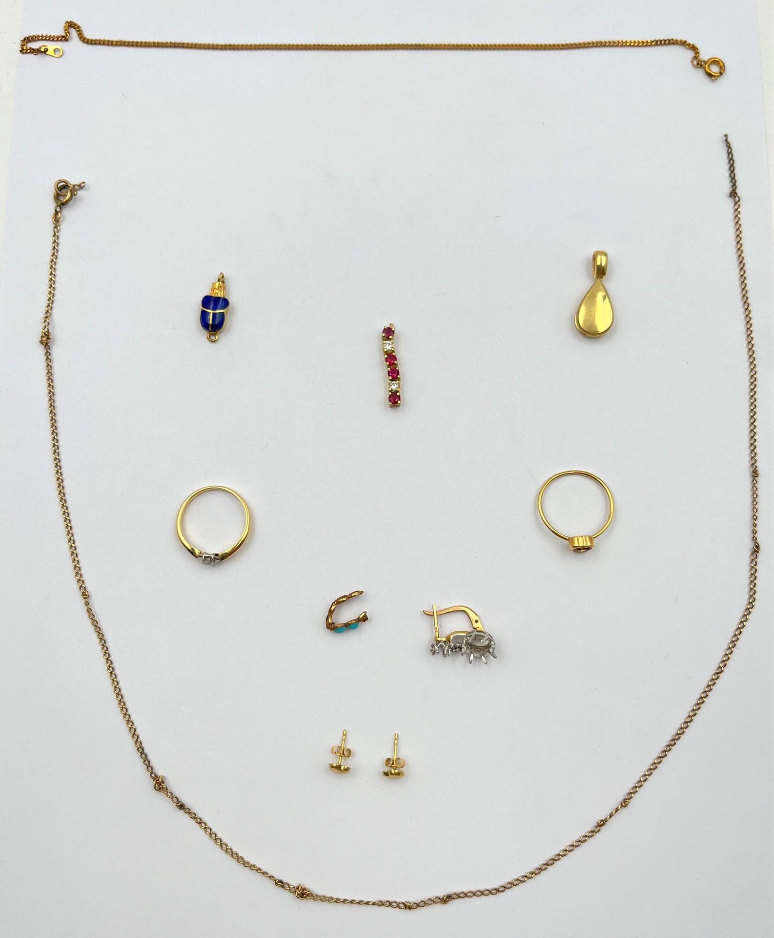 Lot de bijoux et bris en or (18K) et pierres de couleur. Poids brut : 11,3 g

(2 bagues (T52 et54), 1 pendentif goutte, 1 paire de puces d'oreille, et bris). 

On joint deux chaines en métal

Frais acheteur pièces et lots en or : 9,6% TTC -  8% HT 