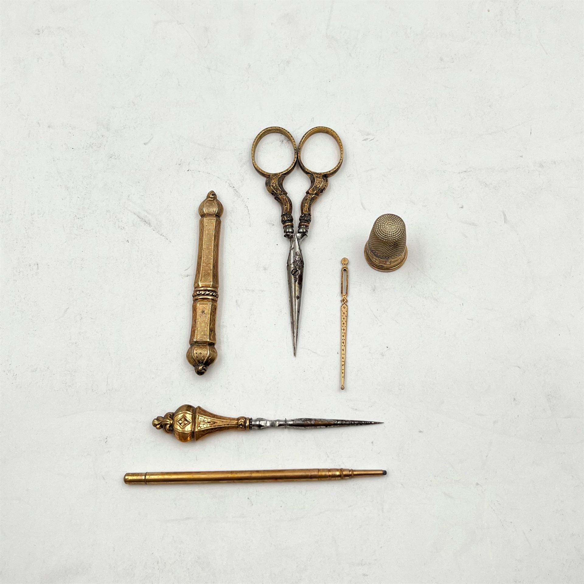 FRANCE XIXe SIECLE

Dans un étui qui sera remis à l'acquéreur, nécessaire à couture en argent pour partie vermeillé composé d'un dé, d'une paire de ciseaux, d'un étui à aiguilles, d'un passe-lacet, d'une aiguille et d'une mine. 

Poinçonné au sanglier

Poids brut : 22 g