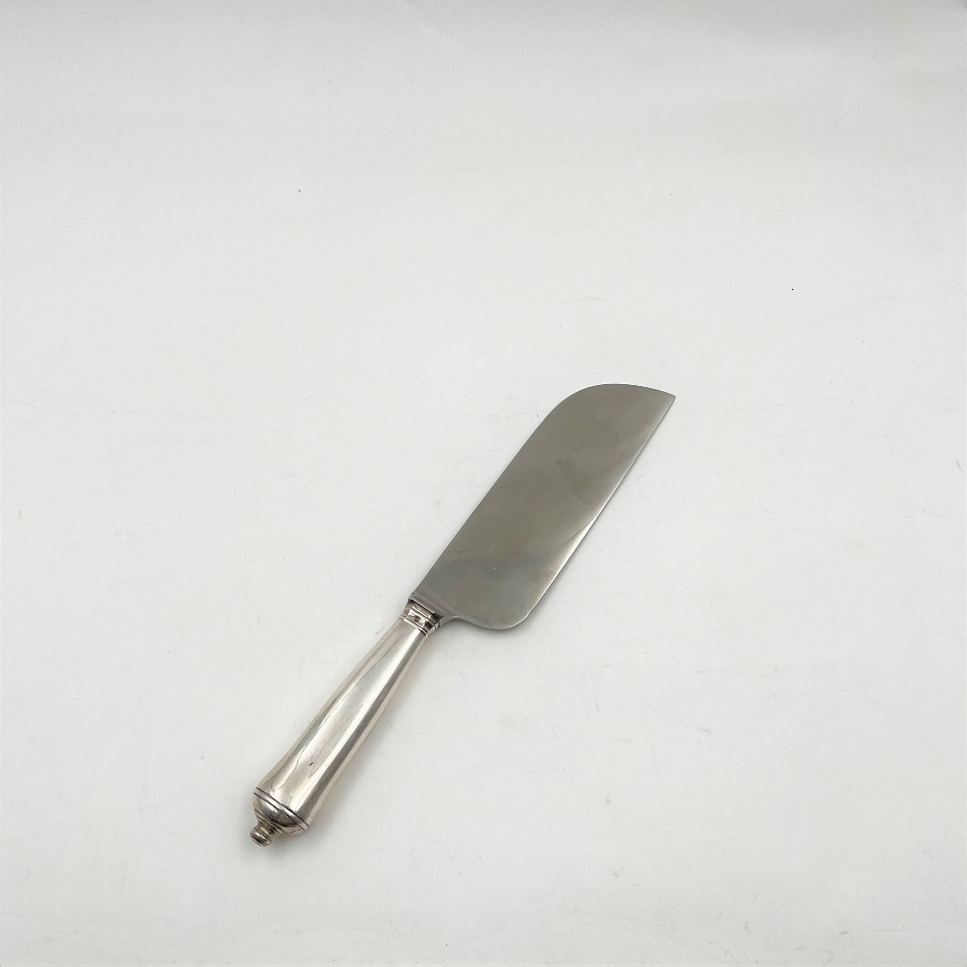 Couteau tranchoir, le manche en argent fourré, la lame en acier  gravée PUIFORCAT, le manche à l'imitation d'un couteau à bouton du XVIIIe siècle.

Poinçon minerve

Orfèvre : PUIFORCAT

Poids brut : 136 g