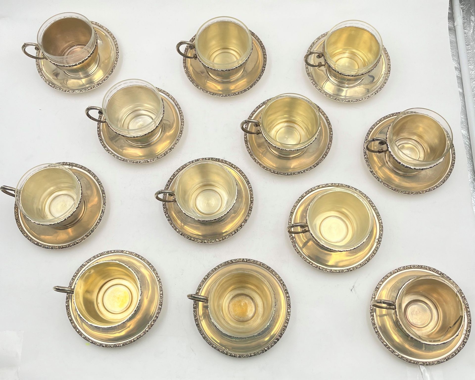 AUTRICHE-HONGRIE 1866-1922

Lot de 12 tasses à thé et sous-tasses en argent 800/°°° à décor de rinceaux sur la bordure. 

On y joint 11 verres dont 1 cassé. 

 Poids net : 3192 g