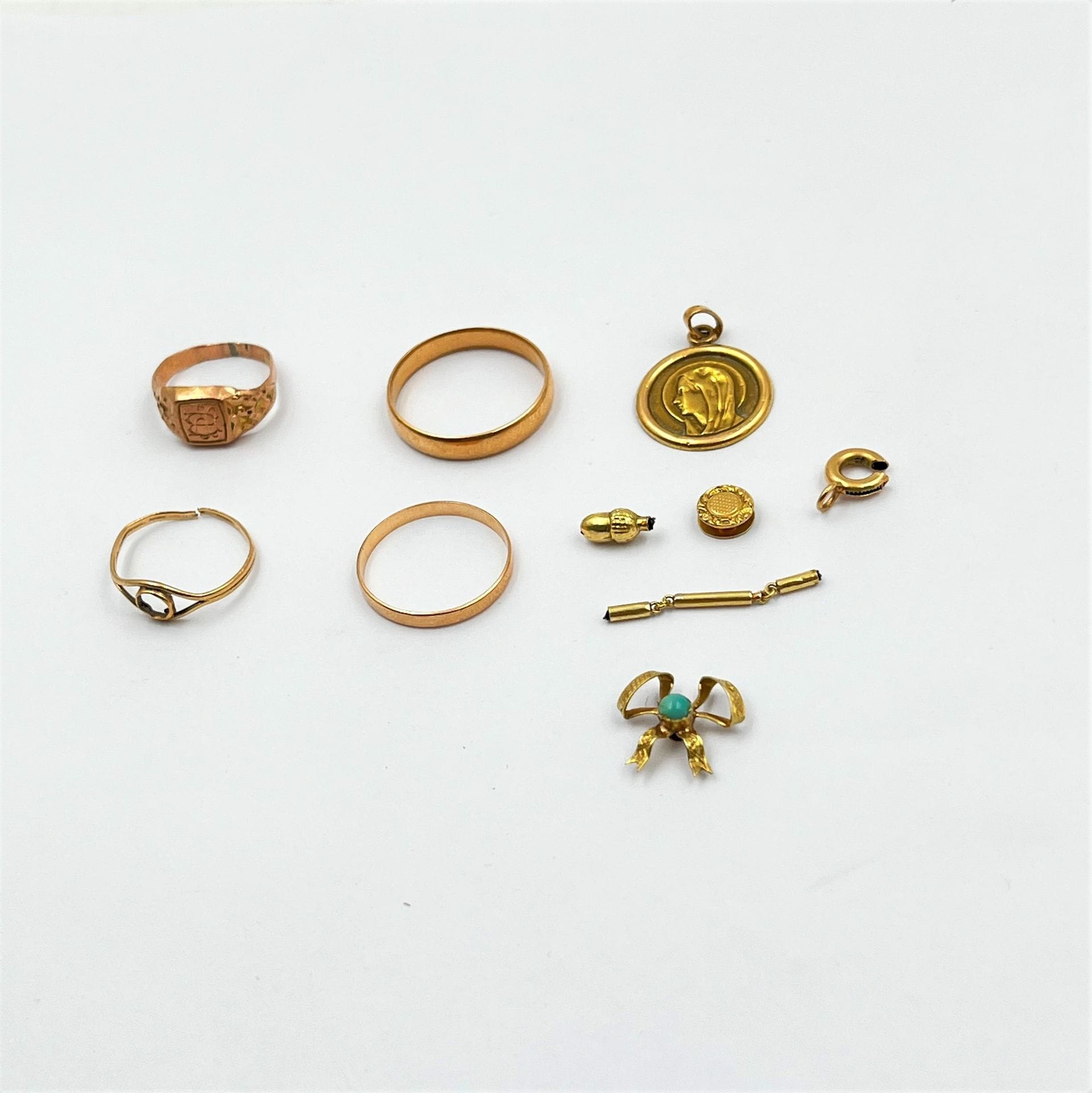 Lot de bijoux et bris d'or poids brut : 7,7 g 

Un bouton de col en or 18K 

Des éléments de bijoux en or 18K

Un pendentif en or 18K

Deux alliances en or 18K

Une bague cassée en or 18K 

et une chevalière chiffrée en or 9K. 

Total poids 18K : 6,7 g.

Total poids 9K : 1 g.

Frais acheteur pièces et lots en or : 9,6% TTC -  8% HT 
