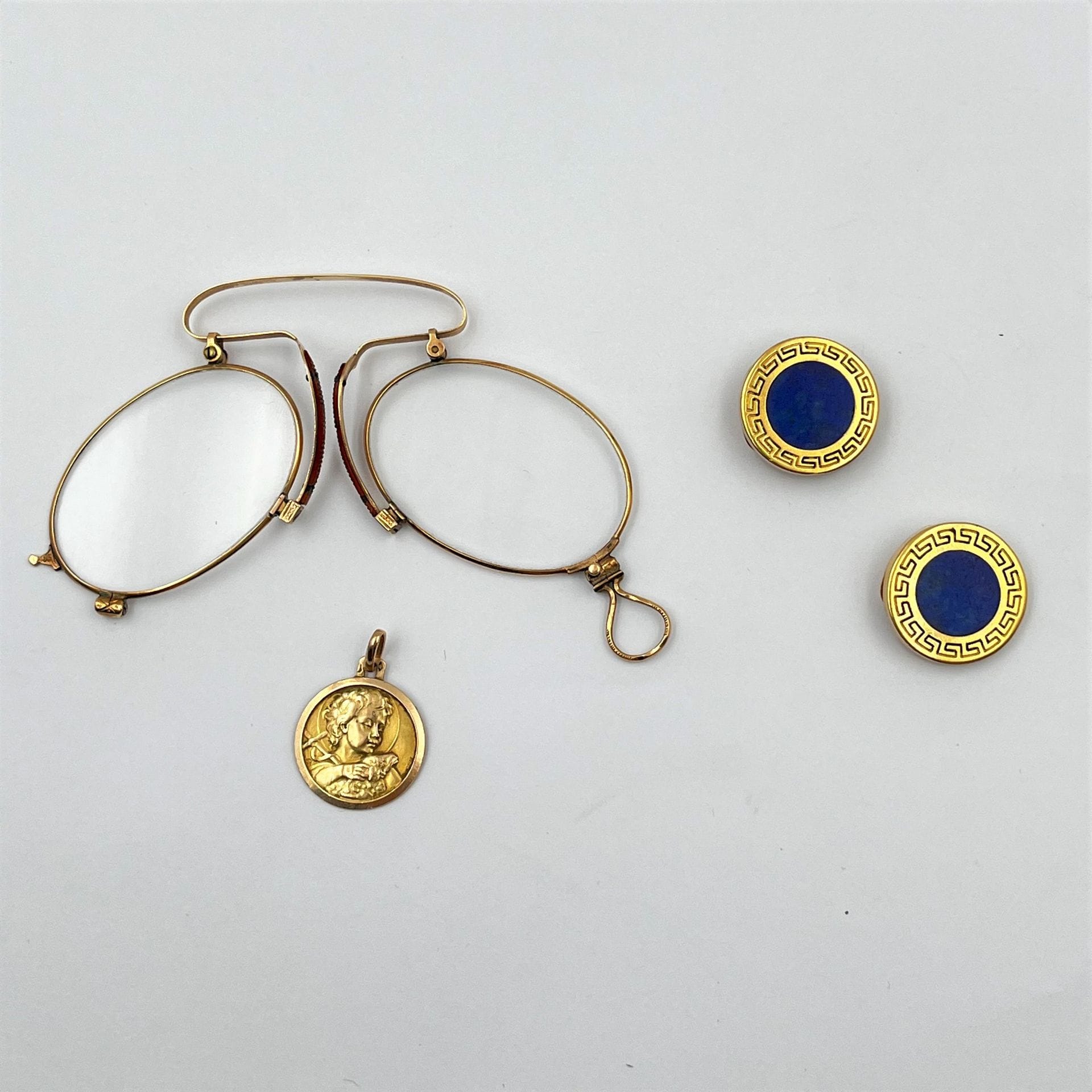 Un lot en or comprenant une médaille de baptême en or (18K), poids : 3.1 g.

Une paire de de boutons de smoking en or (18K) : 6.5 g

Une paire de lunettes en or (9K) à charge poids : 10,7 g. 

Total poids brut 18K : 9g 

total poids brut 9 K : 10,7 g.

Frais acheteur pièces et lots en or : 9,6% TTC -  8% HT 