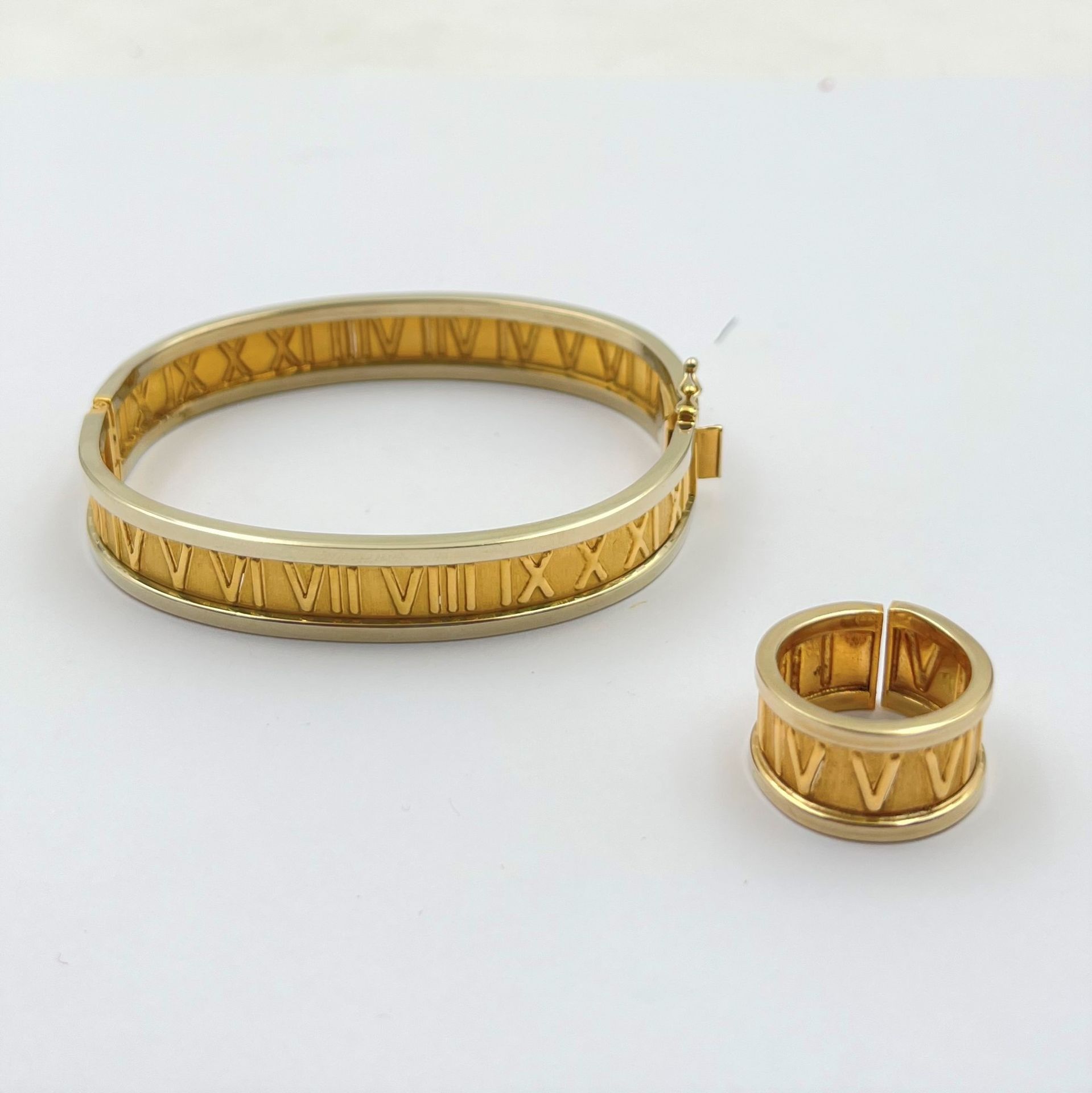 Bracelet et bague en or jaune (18K).Poids 28.9 g

Frais acheteur pièces et lots en or : 9,6% TTC -  8% HT 