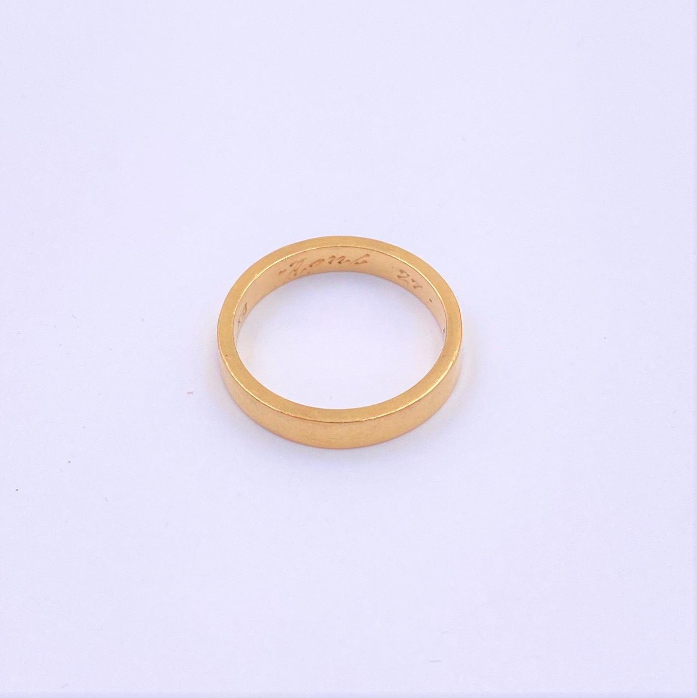 Alliance plate en or (18k). Poids 3.7 g

T 52

Frais acheteur pièces et lots en or : 9,6% TTC -  8% HT 