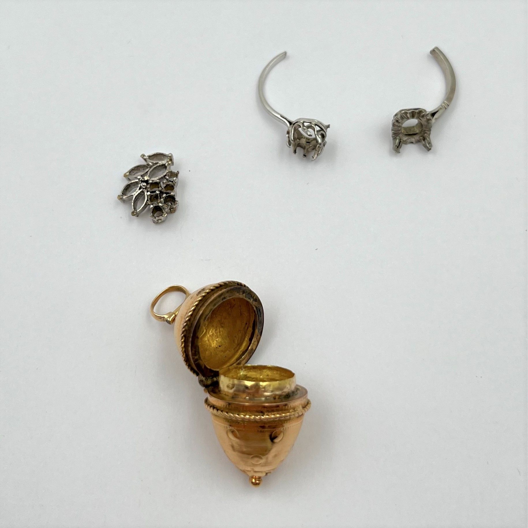 Lot de bijoux et bris en or et platine. Poids : 13,2 g

- Un pendentif oeuf (ouvrant) , en or jaune (18K). poids: 6 g

- Bris d'or (18K) et platine. Poids: 5,5 g

- Bris d'or (14K). Poids: 1,7 g

Frais acheteur pièces et lots en or : 9,6% TTC -  8% HT 