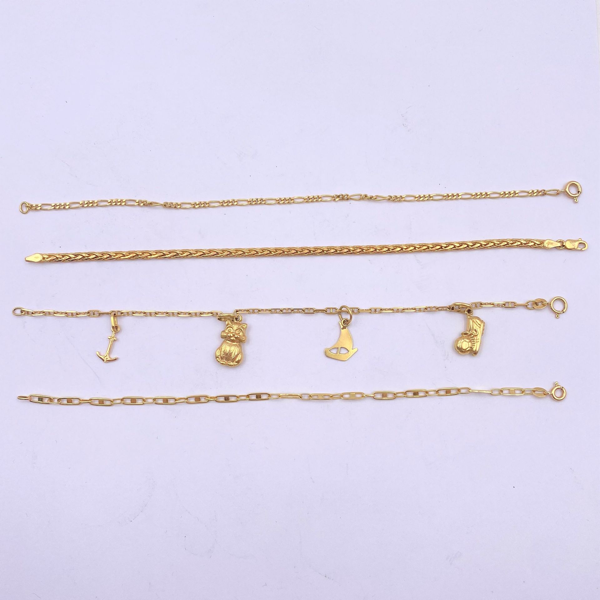 Lot de 4 bracelets souples, en or (18K). Poids : 15,3 g 

(longueur : 18,5 x 4 cm)

Frais acheteur pièces et lots en or : 9,6% TTC -  8% HT 