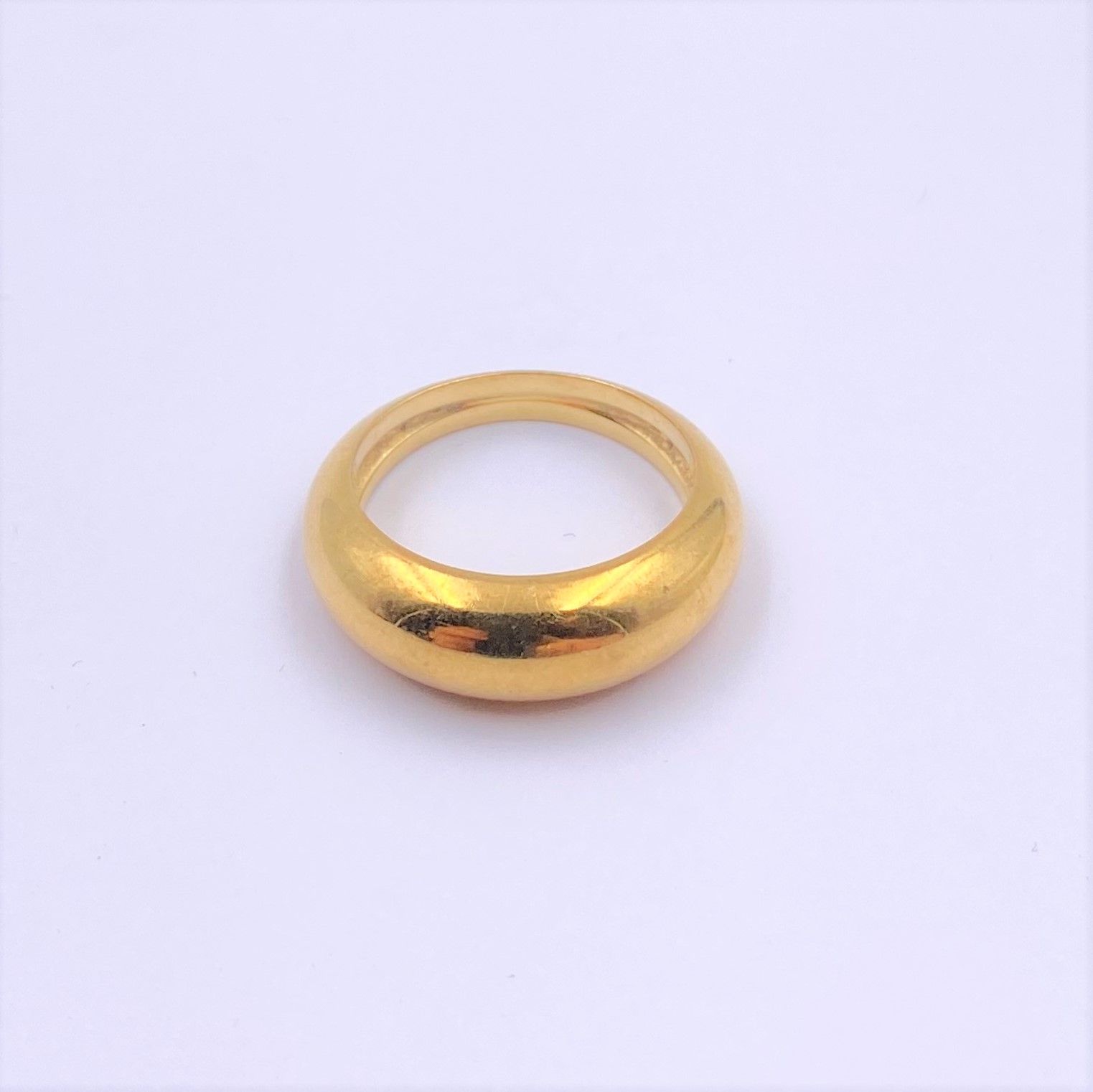 Bague jonc en or (18 K). Poids 7,6 g

T: 53

Frais acheteur pièces et lots en or : 9,6% TTC -  8% HT 