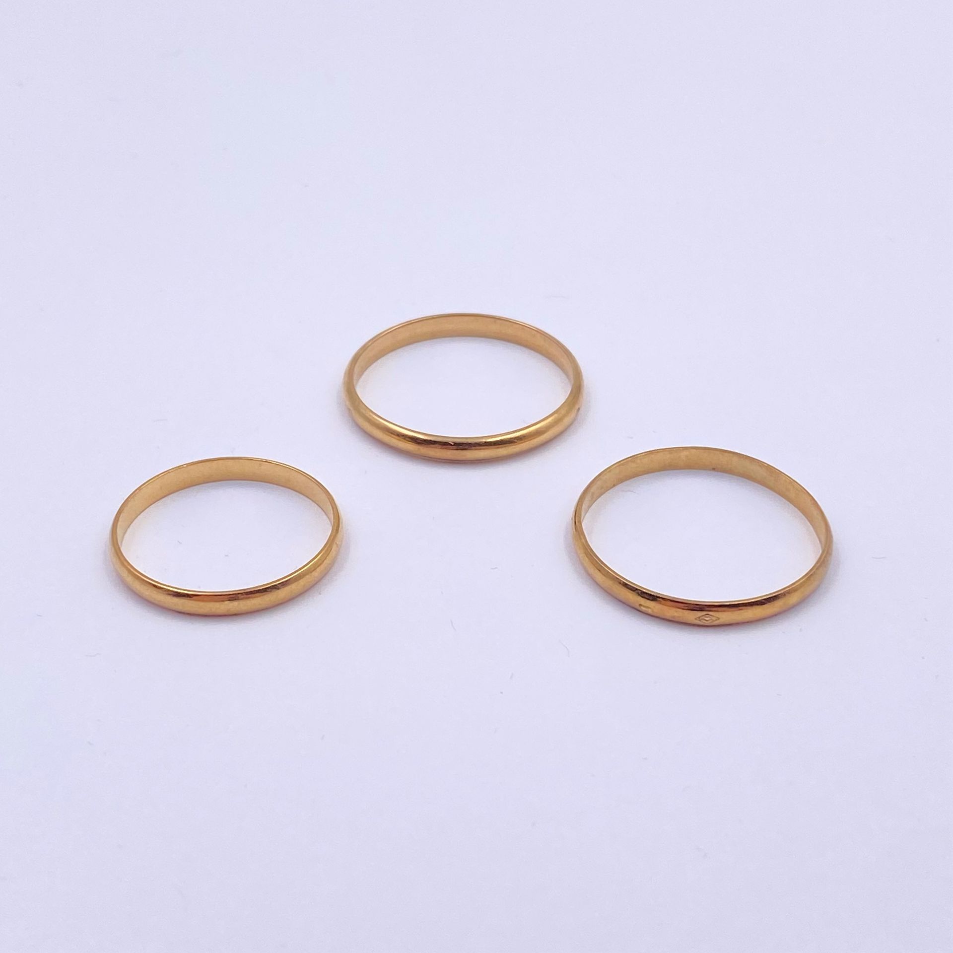 3 alliances en or (18K). Poids  5.8 g

T: 56 - 64 - 65

Frais acheteur pièces et lots en or : 9,6% TTC -  8% HT 