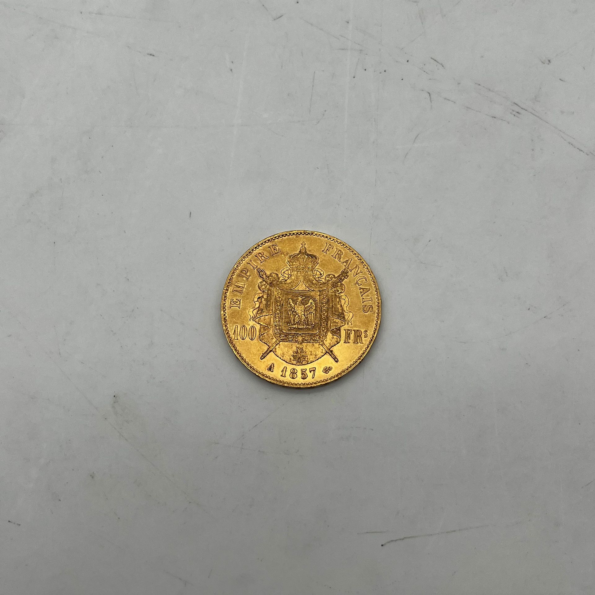 Pièce de 100 Francs or Napoléon III tête nue, 1857 A.

Frais acheteur pièces et lots en or : 9,6% TTC -  8% HT 