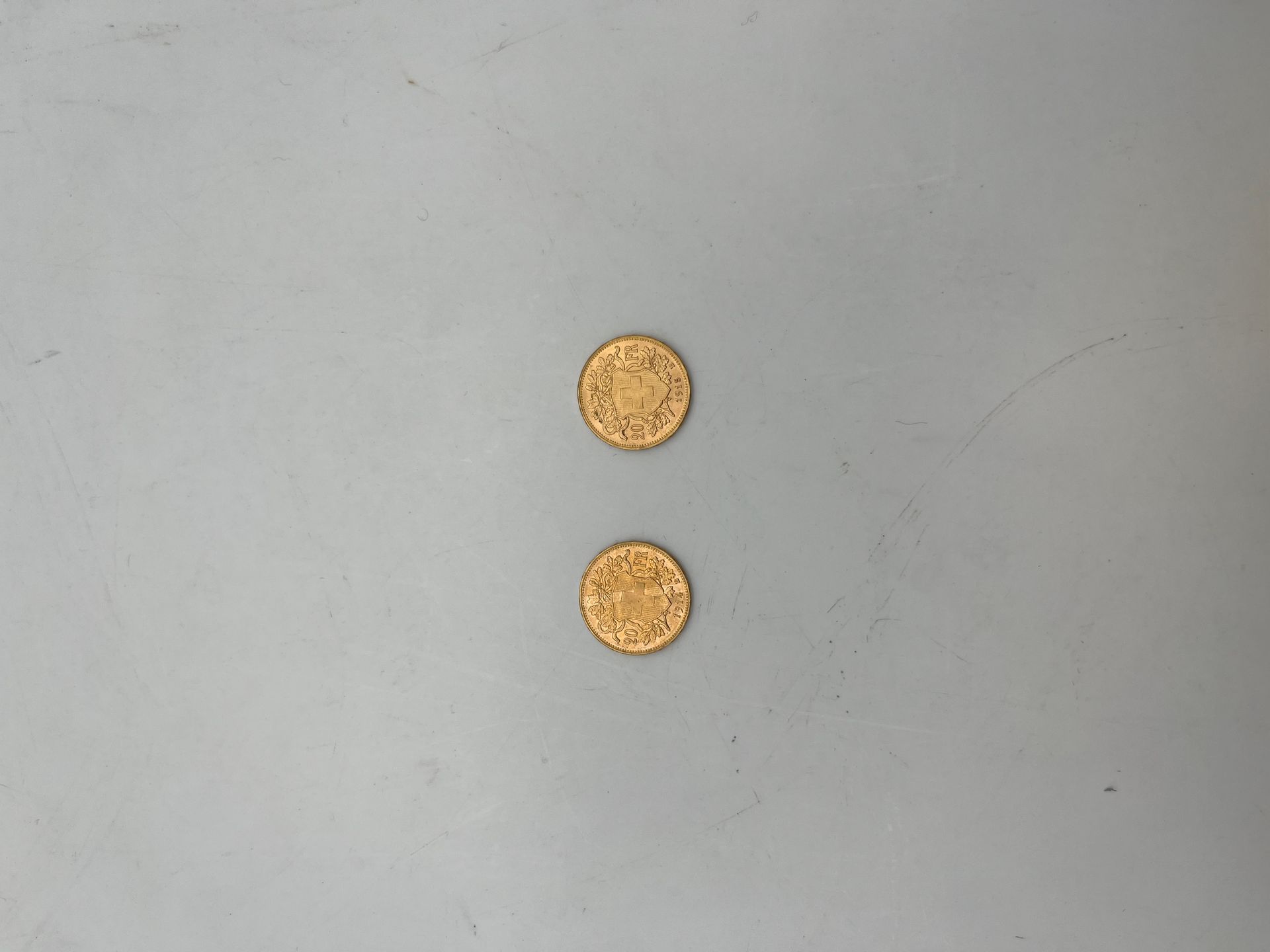 2 pièces de 20 Francs suisse, en or. 1914 - 1915.

Frais acheteur pièces et lots en or : 9,6% TTC -  8% HT 