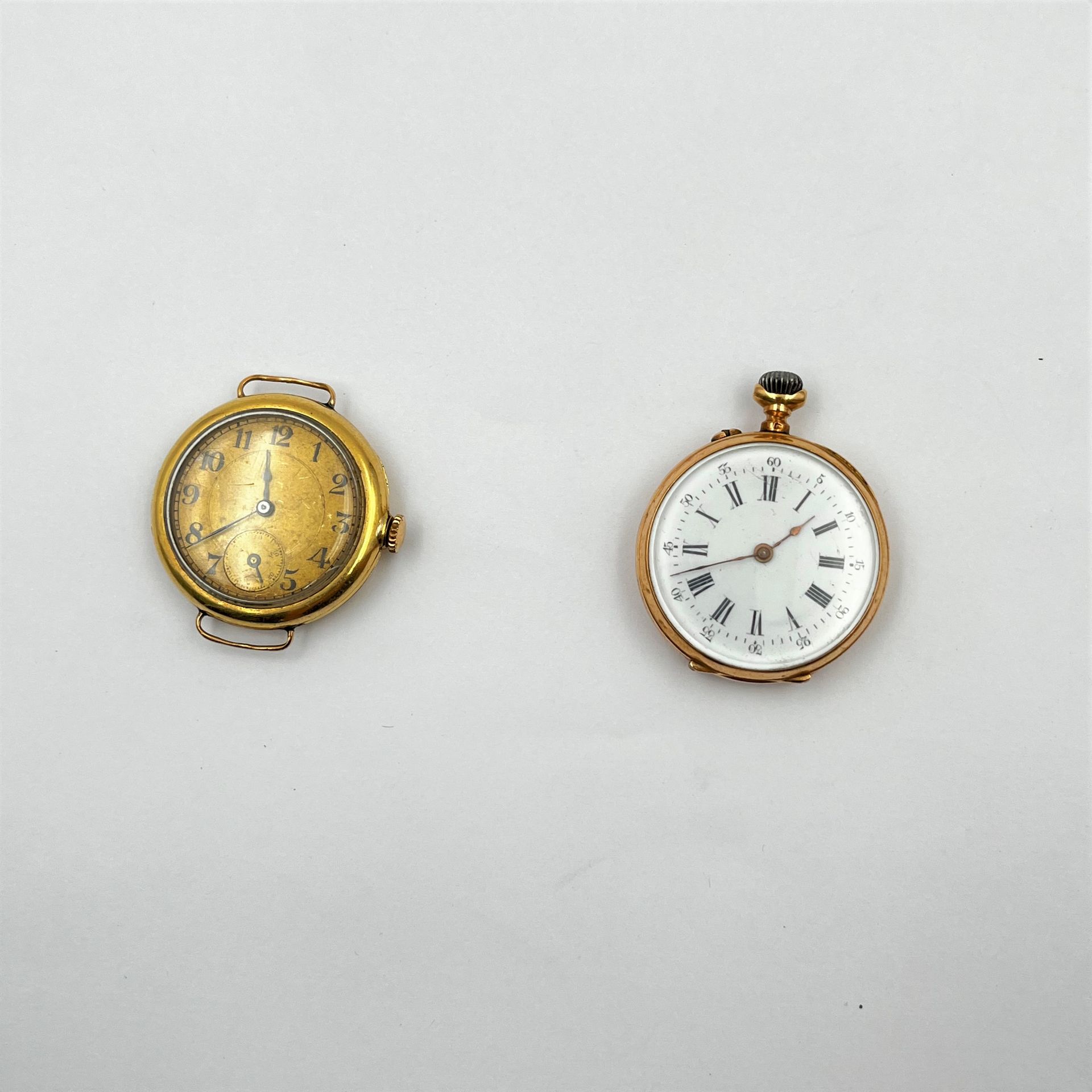 Lot de deux montres en or 18K (750), l'une chiffrée BS, mouvement Leroy et l'autre à revers guilloché et gravures feuillagés. double paroi pour les deux montres.

Poids brut : 46 g

Frais acheteur pièces et lots en or : 9,6% TTC -  8% HT 