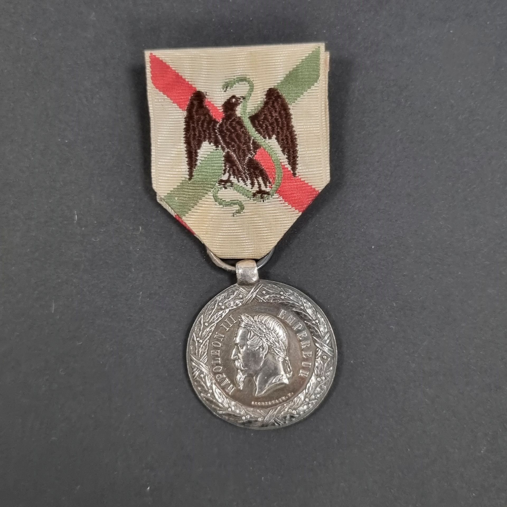 FRANCE 
Médaille de la Campagne du Mexique, par SACRISTAIN.
En argent. Ruban. 
Poinçon tête de sanglier.
30 mm - Poids net : 14,4 g
T.T.B.